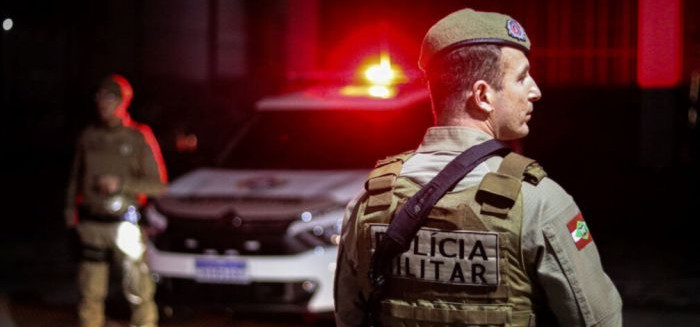 Motorista é preso após dirigir em zigue-zague com cerveja no carro