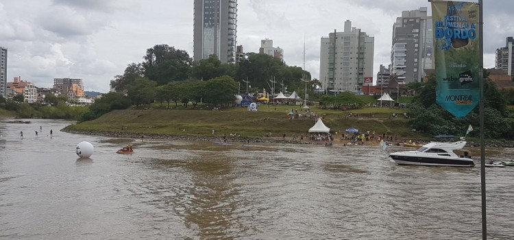 Pane em jet ski deixa homem à deriva no Rio Itajaí