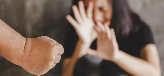Homem agride a mulher na Rua Frederico Bohringer