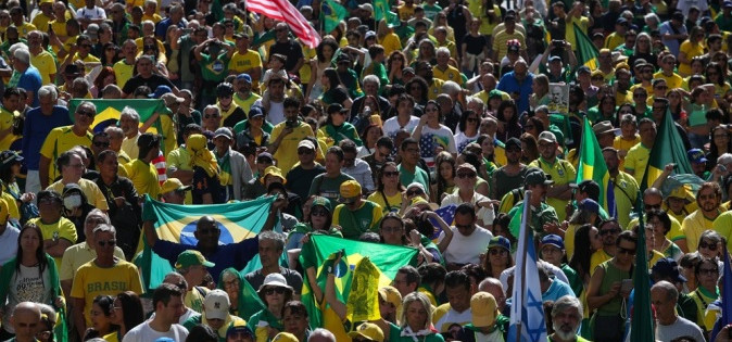 Ato pró-Bolsonaro reúne milhares de pessoas