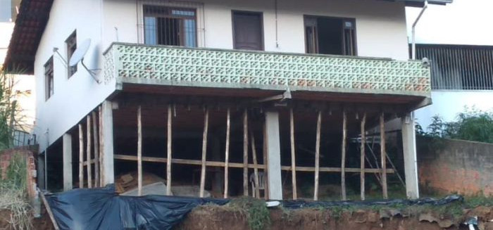 Casa racha ao meio e gera desespero na Escola Agrícola