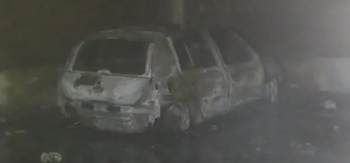 Incêndio destrói carro em garagem de condomínio na Itoupava Norte