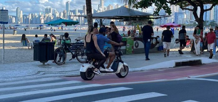 Balneário Camboriú exige CNH e placa para condução de ciclomotores