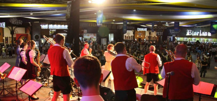 Bandas alemãs ditam o ritmo no sexto dia da Oktoberfest Blumenau
