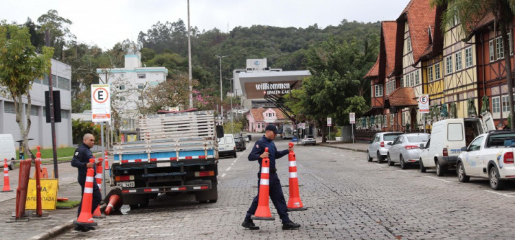 Trânsito na Alberto Stein é alterado para montagem da Oktober