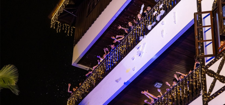 Cantata de Natal reúne mais de 1 mil crianças em frente à Prefeitura