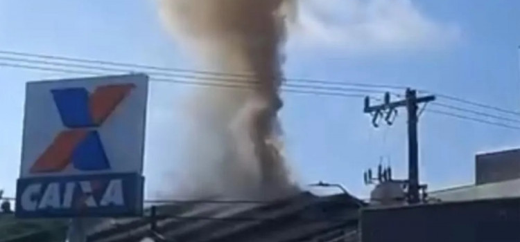 Incêndios mobilizam bombeiros em dois bairros de Blumenau