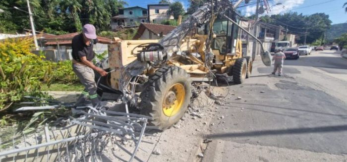 Acidente com patrola derruba poste e corta energia no Garcia