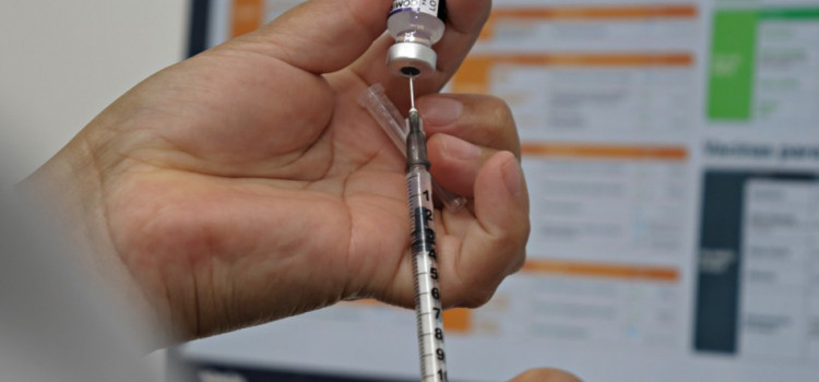 Covid-19: pessoas com vacinas em atraso recebem SMS