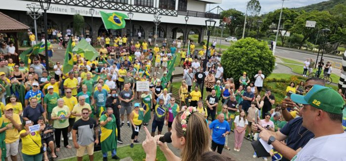 Manifestação contra Lula e o STF aconteceu em Blumenau