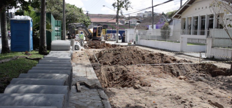 Obra no Distrito do Garcia em fase de terraplanagem e drenagem