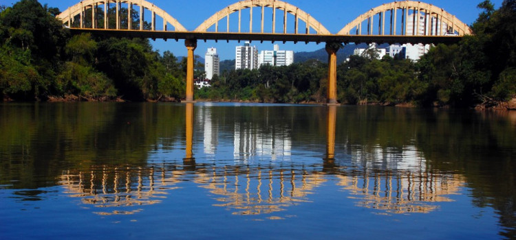 Homem é preso na Ponte dos Arcos