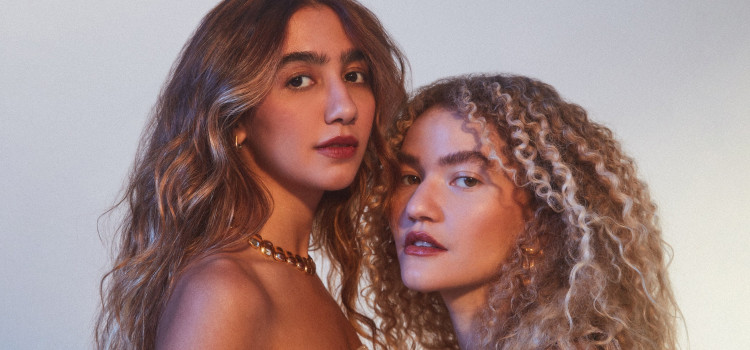 Anavitória em Blumenau: dupla traz a turnê Claraboia ao Teatro Carlos Gomes