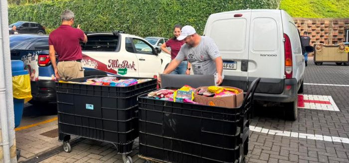 Alles Park doa meia tonelada de ração para o Sítio Dona Lúcia
