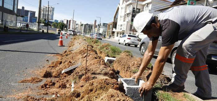 Rua Humberto de Campos recebe melhorias na iluminação pública