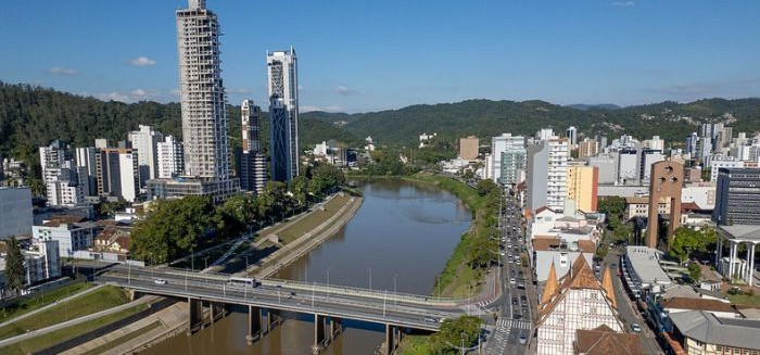 Blumenau cria mais de 3 mil novos empregos com carteira assinada em 2026
