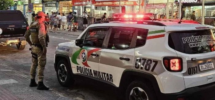 Homem é preso com carrinho de mão carregado de materiais furtados no Centro