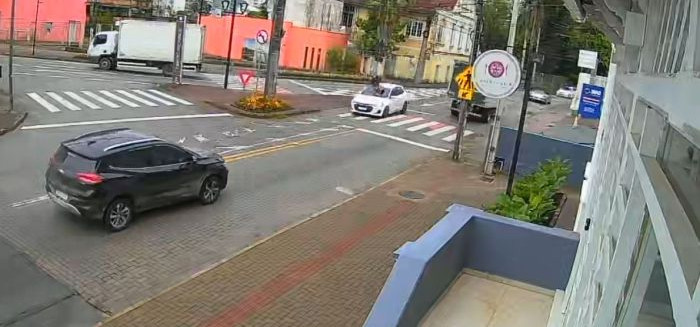 Morador de Gaspar é atropelado na faixa de pedestres em Blumenau