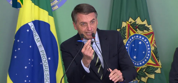 Bolsonaro estuda estender desoneração dos combustíveis