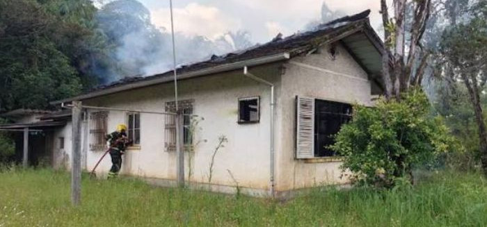 Incêndio atinge residência na Itoupava Central