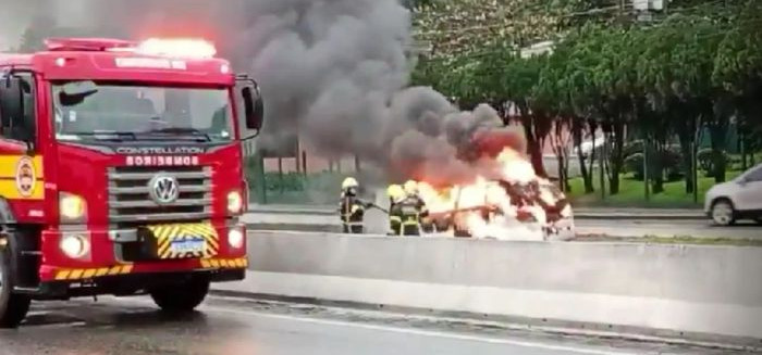 Carro pega fogo após motorista acionar ar-condicionado