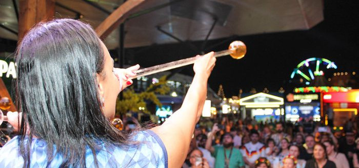 Casal de Orlando vence disputa do chope em metro na Oktober