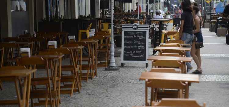 62% dos bares e restaurantes ainda não retomaram vendas da pré-pandemia