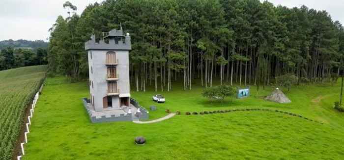 Pai constrói castelo de contos de fadas para homenagear filha