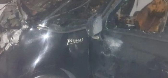 Carro pega fogo em garagem de prédio no Vila Nova