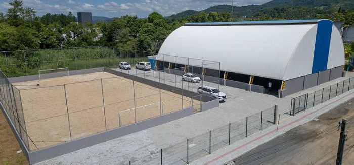 Alunos da EBM Nemésia Margarida recebem novas quadras no Badenfurt