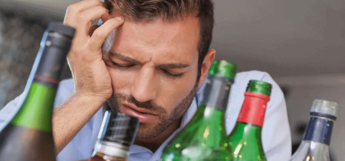 O que comer e beber para curar a ressaca rápido?