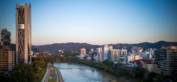 Fim de semana tem feira na Vila Germânica, teatro e shows