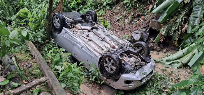 Casal de idosos sobrevive após carro cair em ribanceira na Vila Itoupava
