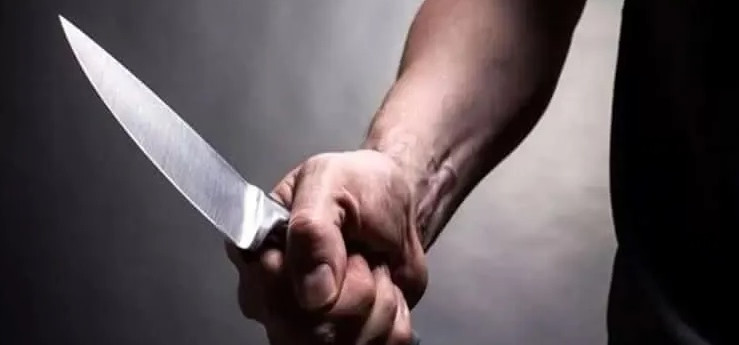 Homem ameaça companheira com uma faca