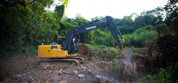 Defesa Civil desocupa áreas irregulares na Água Verde
