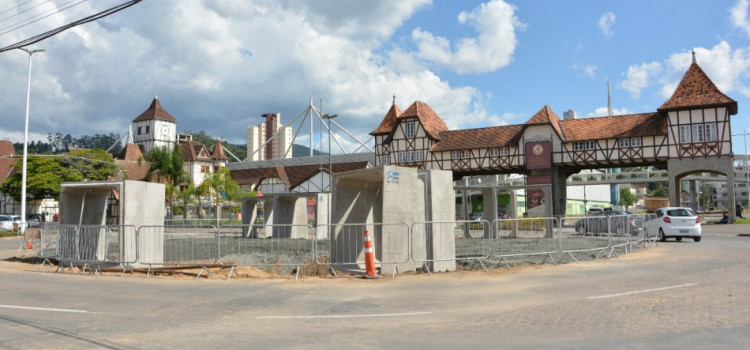 Trânsito será alterado para obras na rotatória do Parque Vila Germânica