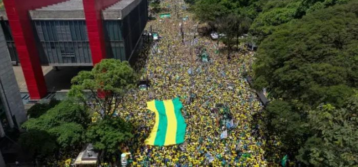 Ato de Flávio Bolsonaro na Paulista reúne 71,9 mil pessoas