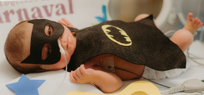 Carnaval na UTI transforma bebês prematuros em super-heróis em Blumenau