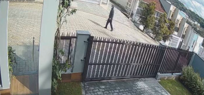 Homem mascarado com facão assusta moradores na Velha Central