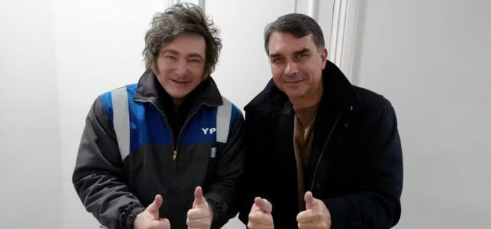 Milei e Flávio Bolsonaro citam maré azul