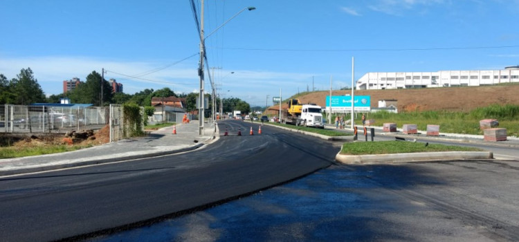 Aplicação de asfalto deixa trânsito na Dr. Pedro Zimmermann em meia pista