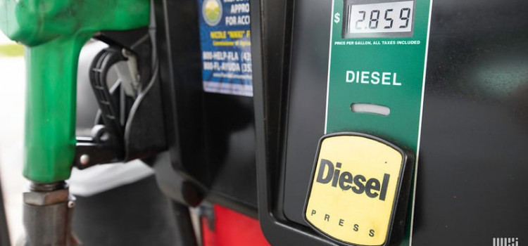 O preço médio do diesel fecha o mês próximo dos R$ 5