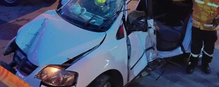 Motorista fica ferido após bater contra muro de comércio na Rua da Glória