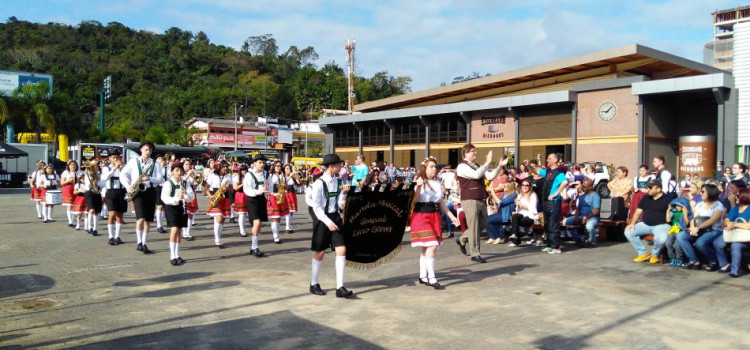 Bandas e fanfarras participam de seletiva para desfiles da Oktoberfest