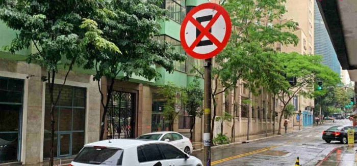 Carros adesivados e aglomeração têm restrições na votação