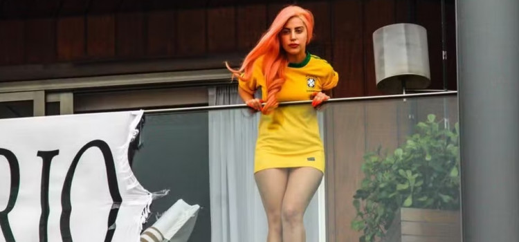 Lady Gaga chega ao Brasil para show em Copacabana