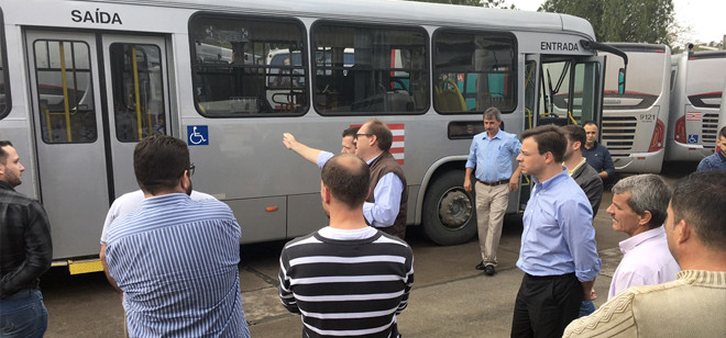 Vereadores visitam garagem da empresa BluMob e conhecem novos ônibus