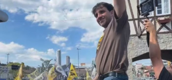 Renan Santos reúne multidão na Vila Germânica