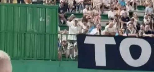 Torcedor do Santos provoca Chapecoense com gestos de avião