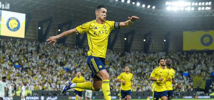 Cristiano Ronaldo marca dois em goleada e Al-Nassr segue líder